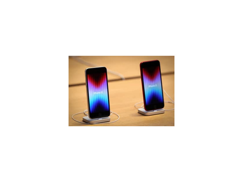 店舗に並ぶiPhone（アイフォーン）SE＝3月、ニューヨーク（ロイター＝共同）