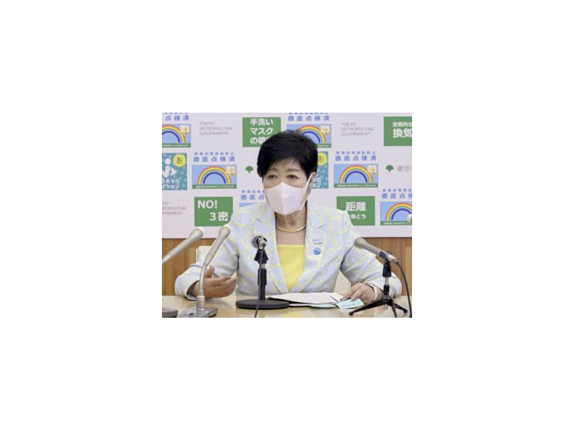 新型コロナウイルスの対策本部会議後、取材に応じる東京都の小池百合子知事＝15日午後、都庁（東京都提供）