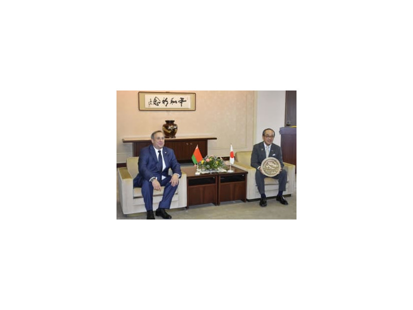 広島市役所で会談した松井一実市長（右）とベラルーシのルスラン・イエシン駐日大使＝21日午前