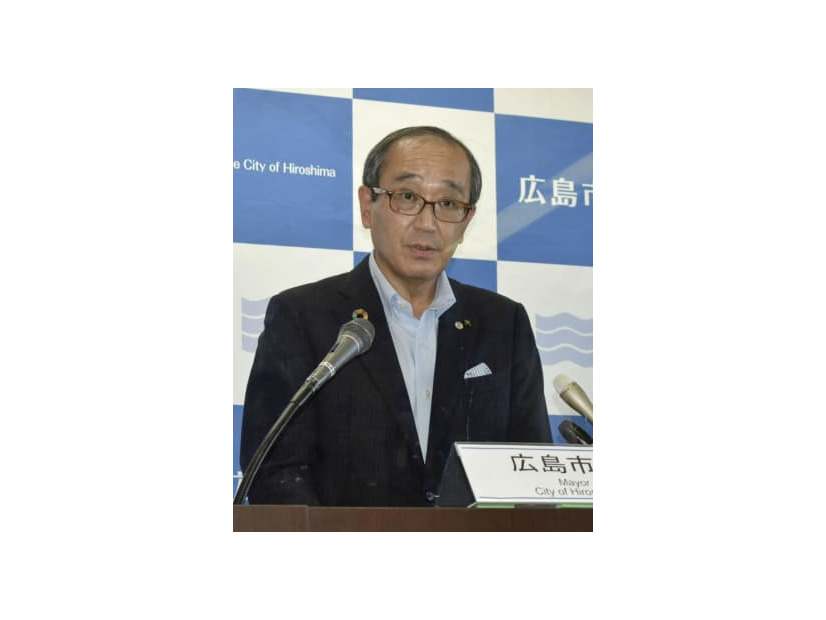 平和記念式典で読む平和宣言の骨子を発表する広島市の松井一実市長＝1日午後、広島市役所