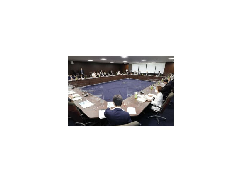 厚労省で開かれた中央最低賃金審議会＝2日午前