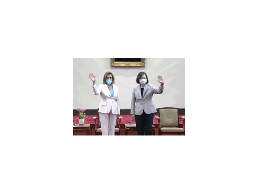 台湾総統府で会談に臨む蔡英文総統（右）とペロシ米下院議長＝3日、台北（ロイター＝共同）