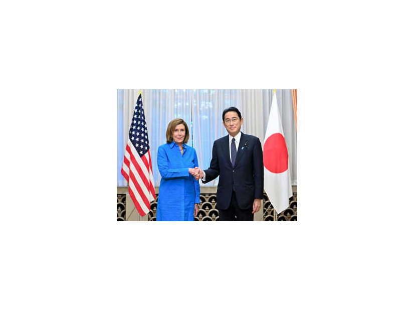 会談前にペロシ米下院議長（左）と握手をする岸田首相＝5日午前、首相公邸（代表撮影）