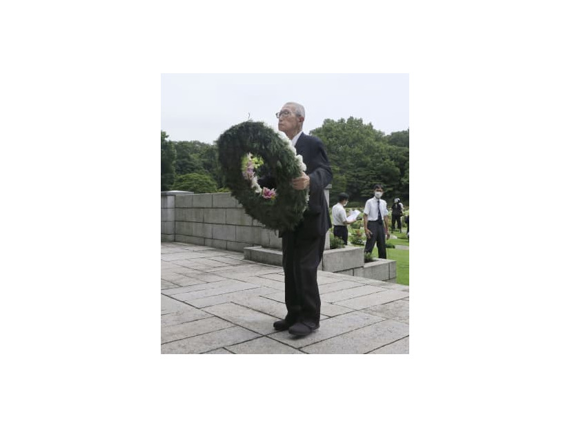 横浜市の英連邦戦死者墓地で献花に向かう日本基督教団の関田寛雄牧師＝6日午前