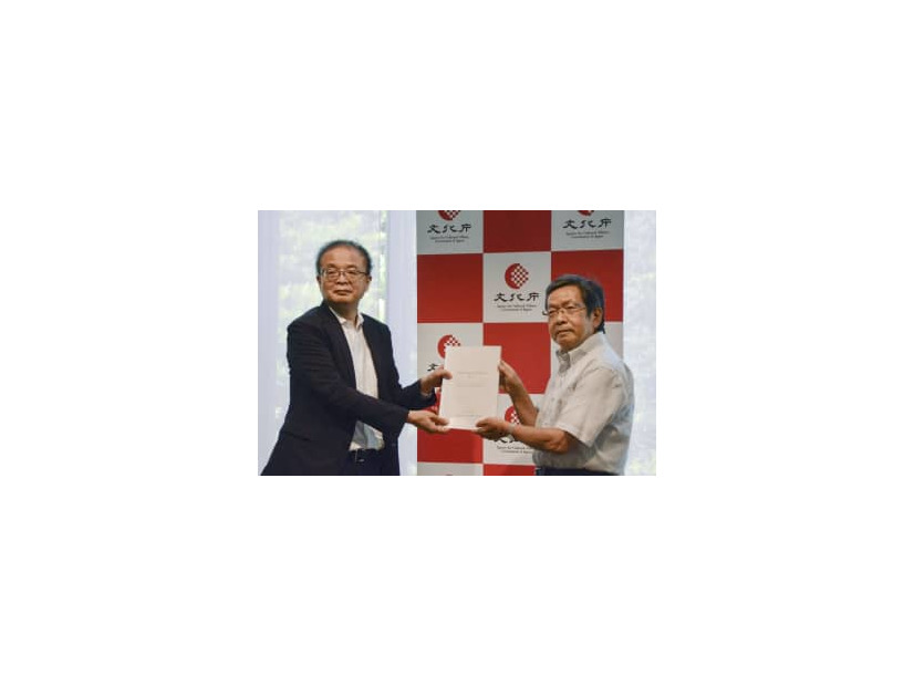 文化系部活動に関する提言を手渡す有識者会議座長の北山敦康静岡大名誉教授（右）＝9日午後、東京都千代田区