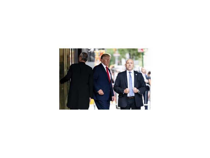 宣誓証言に向かうトランプ前大統領＝10日、米ニューヨーク（AP＝共同）