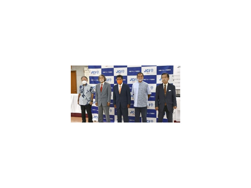公開討論会に出席した沖縄県知事選の立候補予定者＝14日午後、那覇市