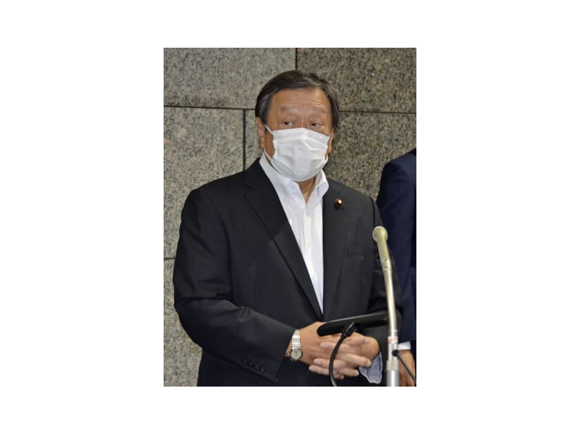 オースティン米国防長官との電話会談後、記者団の取材に応じる浜田防衛相＝16日午前、防衛省