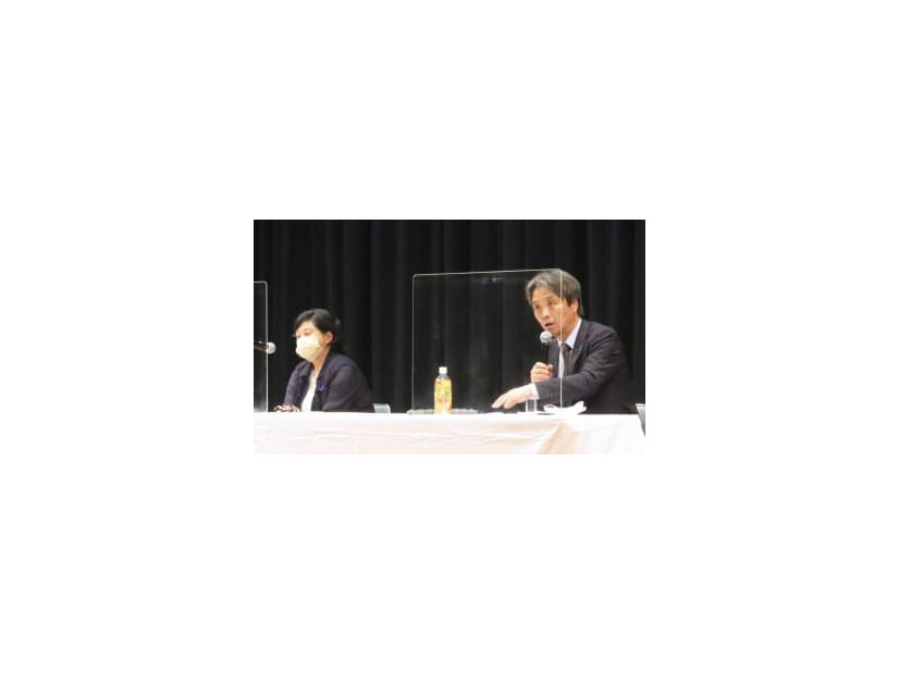 新潟県佐渡市で講演する蓮池薫さん（右）と曽我ひとみさん＝28日午前