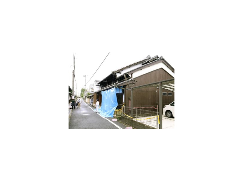 男女2人の遺体が見つかった奈良県天理市の住宅＝1日正午ごろ