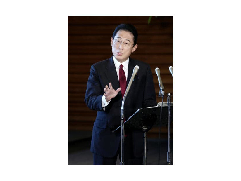 記者団の取材に応じる岸田首相＝6日午後、首相官邸