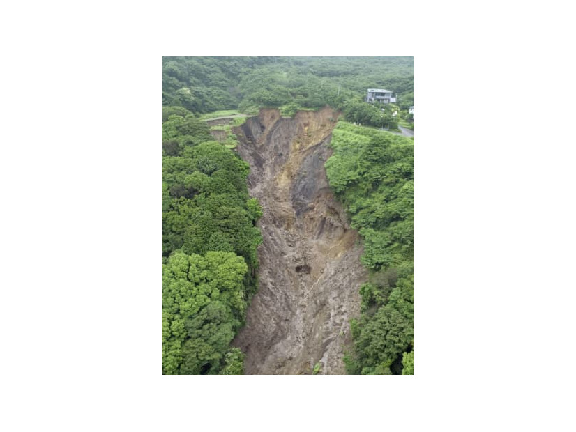 静岡県熱海市伊豆山で発生した大規模な土石流の起点付近＝2021年7月（同県提供）