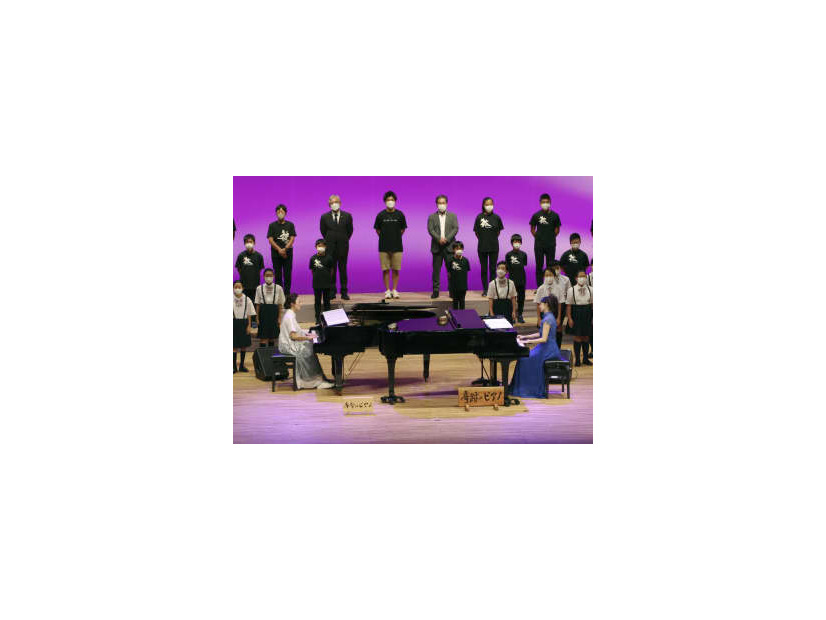 福島と熊本でそれぞれ被災し、修復された2台のピアノが共演したコンサート＝10日午後、堺市