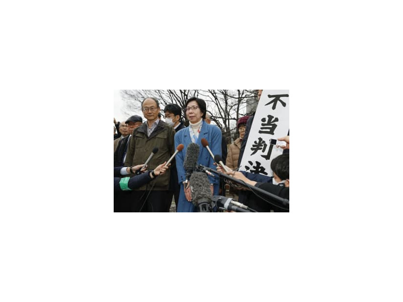 2020年2月、原爆症認定を巡る訴訟の最高裁判決で敗訴し、取材に応じる内藤淑子さん（中央）＝東京都千代田区