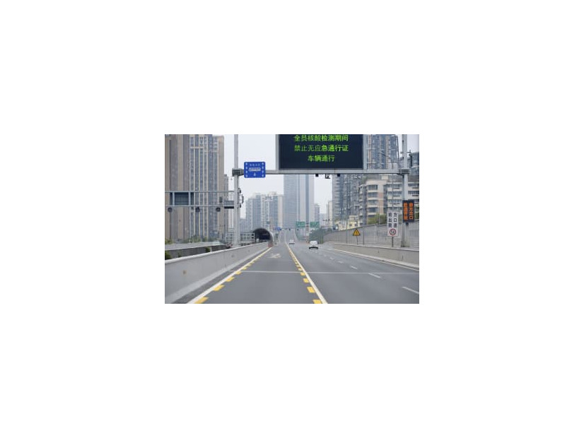 外出が制限され、閑散とする中国四川省成都市内の道路＝9日（共同）