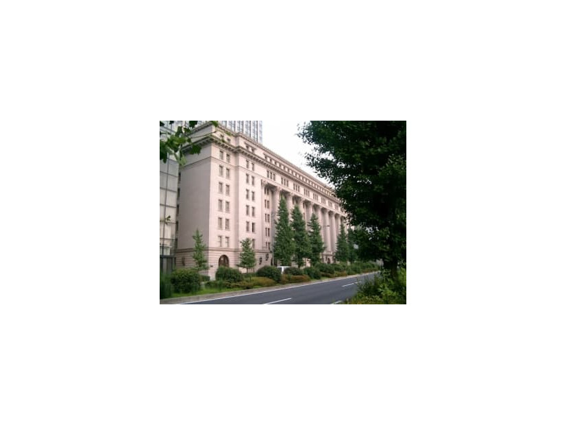 新型コロナウイルス感染拡大によって、生命保険会社の業績にはどのような影響があったのでしょうか。2021年度の決算から、年換算保険料とソルベンシー・マージン比率、保険会社の支払いに着目しました。
