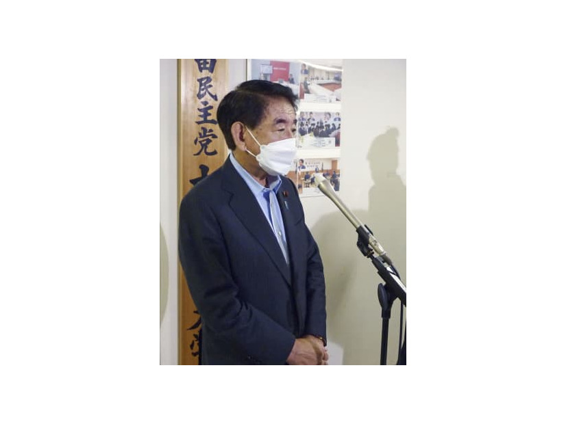 記者団の取材に応じる自民党の下村博文元政調会長＝14日午後、東京・永田町の党本部