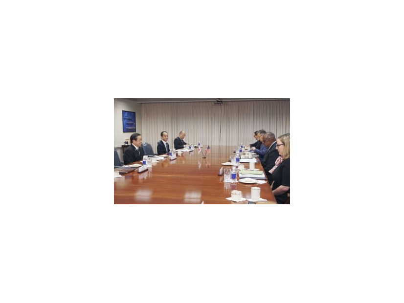 米ワシントン郊外の国防総省で、オースティン国防長官（右から2人目）と会談する浜田防衛相（左端）＝14日（共同）