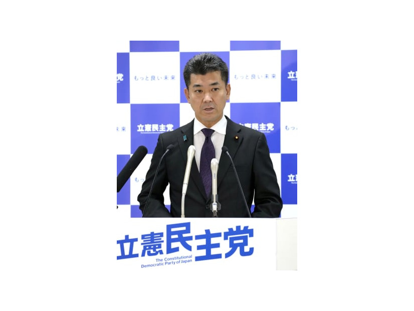 臨時の執行役員会後、記者会見する立憲民主党の泉代表＝15日午前、東京・永田町