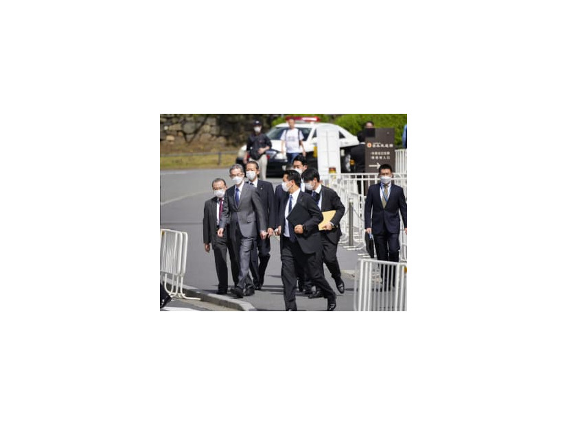 安倍元首相の国葬会場となる日本武道館の周辺を視察する警察庁の露木康浩長官（左から2人目）＝21日午前、東京都千代田区