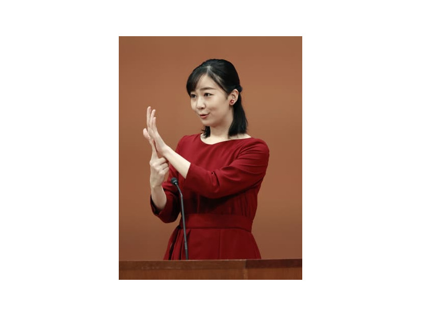 全国高校生手話パフォーマンス甲子園の開会式で、手話を交えてあいさつされる秋篠宮家の次女佳子さま＝25日午前、鳥取県倉吉市