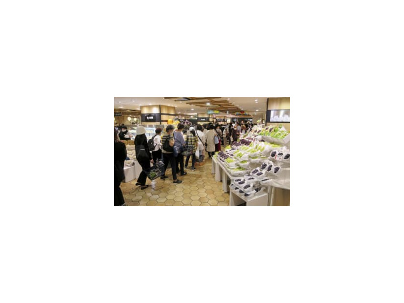 来店客で混み合う小田急百貨店新宿店の地下の食品売り場＝4日午前、東京都新宿区