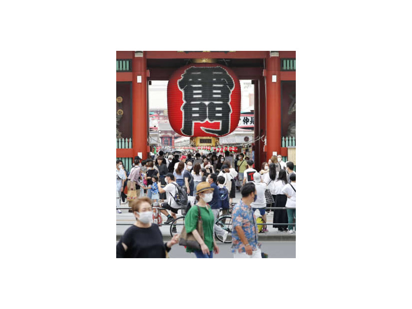 観光客らでにぎわう東京・浅草の雷門前＝8月