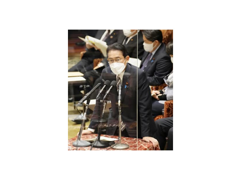衆院予算委で答弁する岸田首相＝24日午前