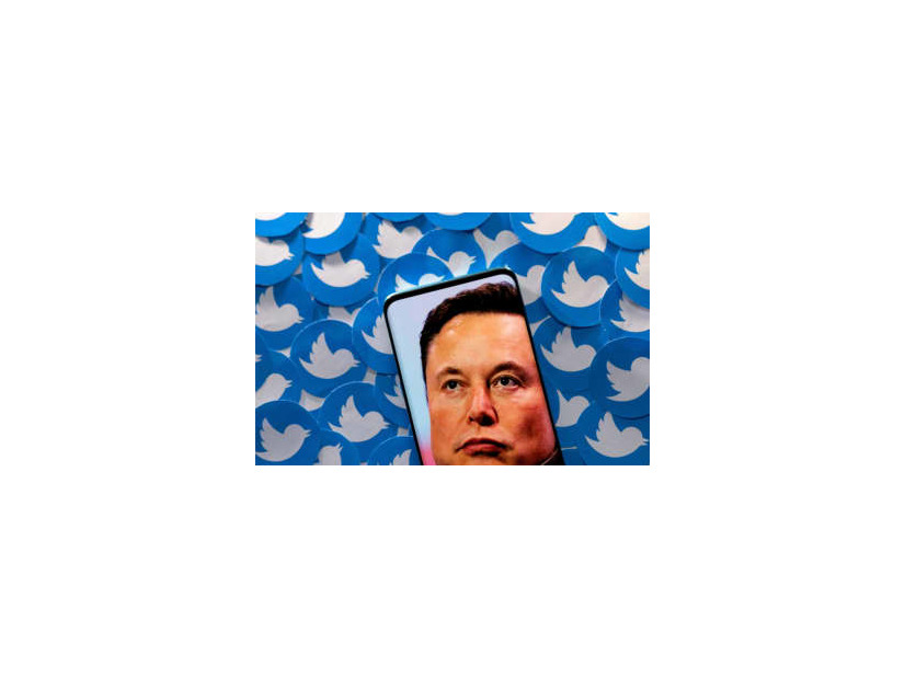 ツイッターのロゴと、スマートフォンに映し出されたイーロン・マスク最高経営責任者（CEO）（ロイター＝共同）