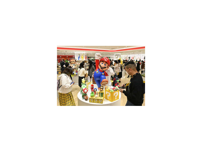報道陣に公開された任天堂の国内最大の直営店「ニンテンドーオオサカ」＝10日午前、大阪・梅田