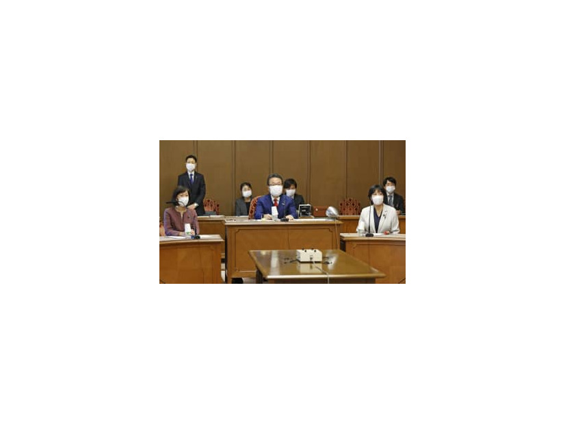 国会内で開かれた参院改革協議会に臨む自民党の世耕参院幹事長（中央）ら＝16日午前