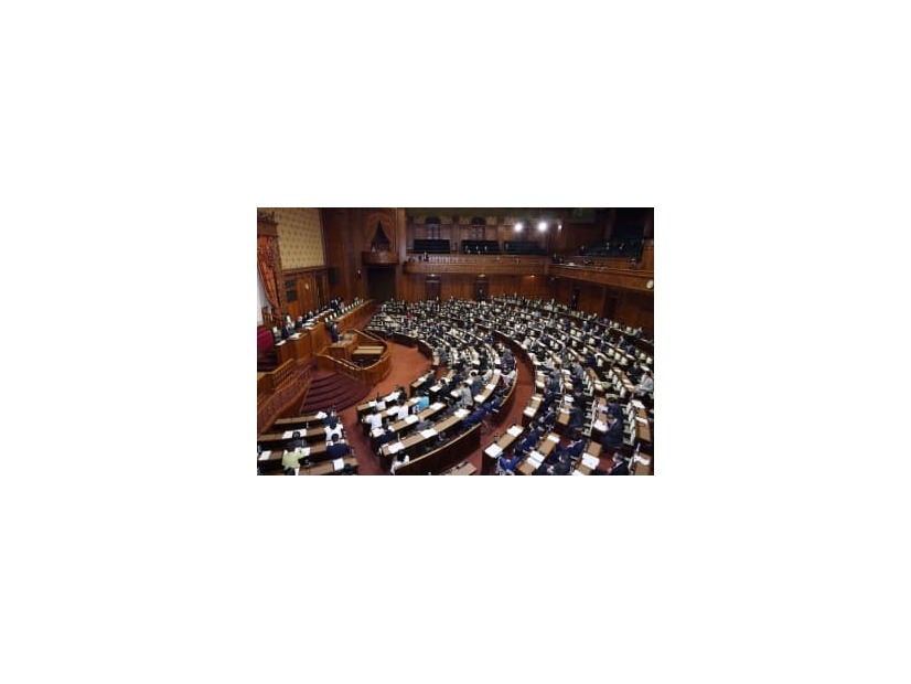開かれた参院本会議＝18日午前