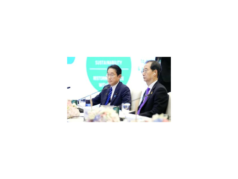 APEC首脳会議に出席した岸田首相（左）＝18日、バンコク（共同）