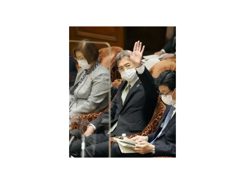 衆院予算委で答弁のため挙手する秋葉復興相＝29日午前