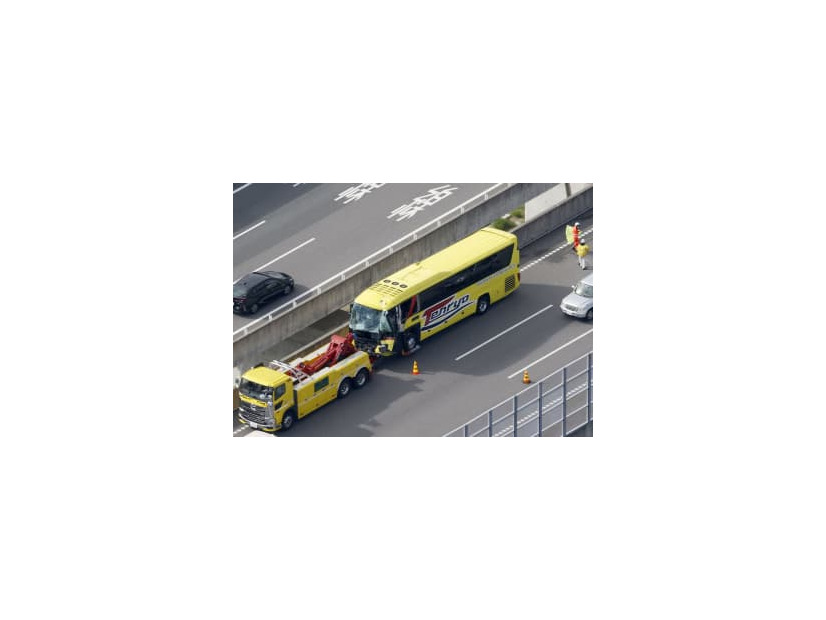 浜松市の新東名高速道路上り線で大型トラックと衝突した高速路線バス＝4日午前10時50分（共同通信社ヘリから）