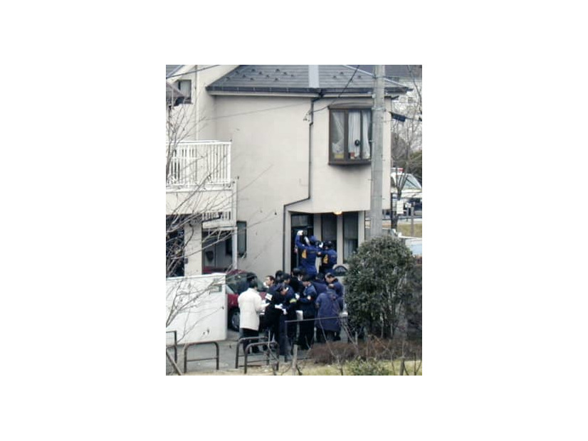 一家4人が殺害された宮沢みきおさん宅を調べる捜査員ら＝2000年12月、東京都世田谷区