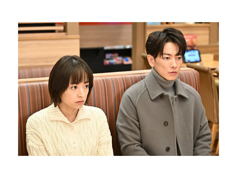 井上真央、佐藤健／  「100万回 言えばよかった」第7話より（C）TBS