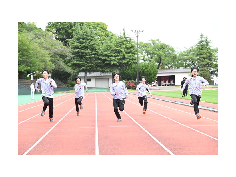 体力テストで50ｍ走に挑むメンバー（左から）千井野空翔、佐久間玲駈、渡辺惟良、上原剣心、関翔馬（提供写真）