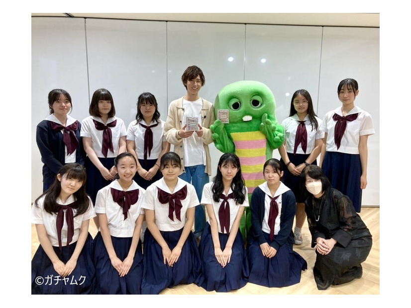 阿部亮平、ガチャピン、東洋英和女学院 中学部・高等部の生徒たち（C）フジテレビ