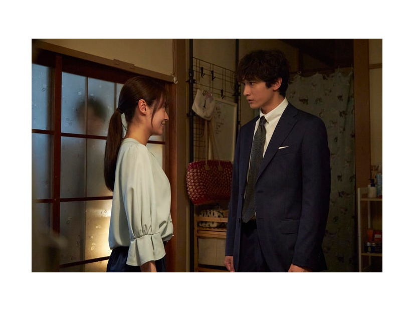 田辺桃子、小関裕太「癒やしのお隣さんには秘密がある」第4話より（C）日本テレビ