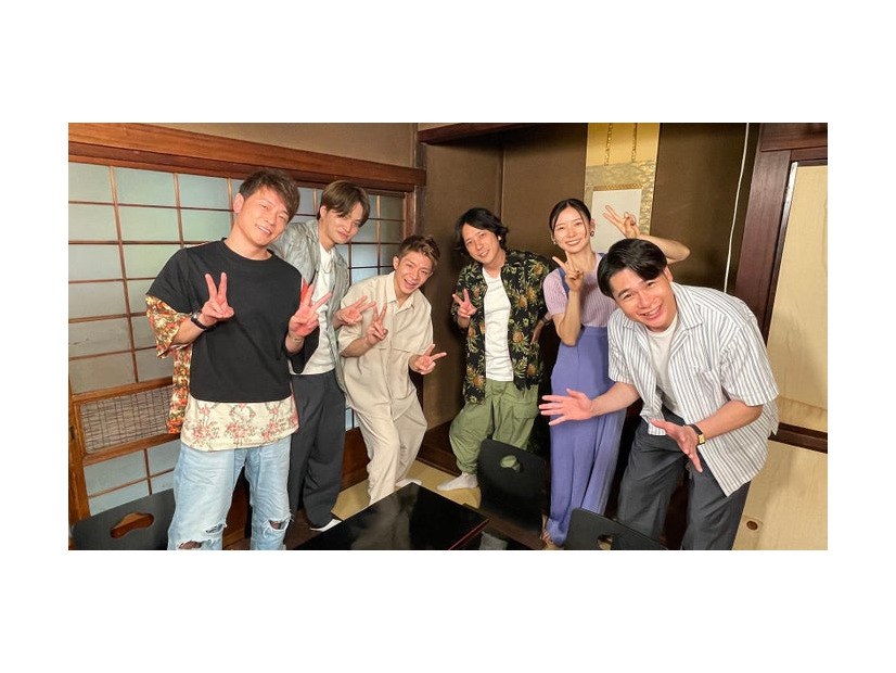 （左から）陣内智則、菊池風磨、岸優太、二宮和也、朝日奈央、吉村崇 （C）日本テレビ