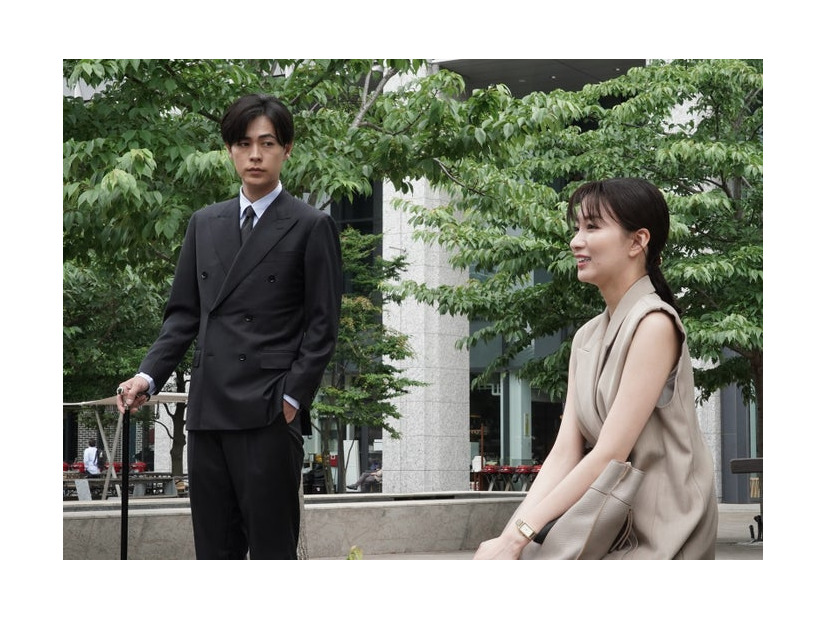 成田凌、岡崎紗絵「転職の魔王様」第4話より（C）カンテレ