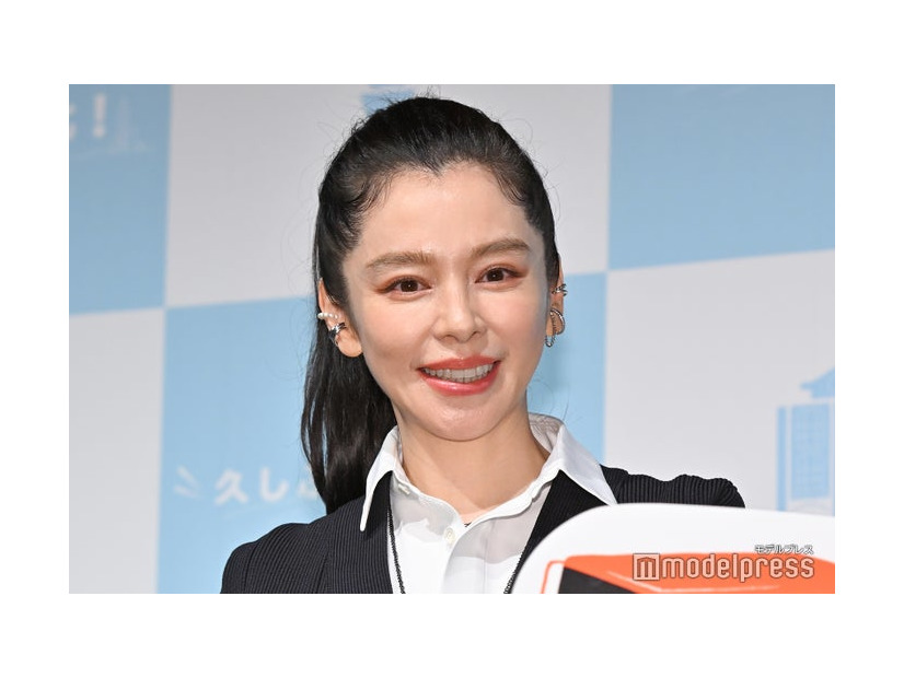 記者発表会に出席したビビアン・スー（C）モデルプレス