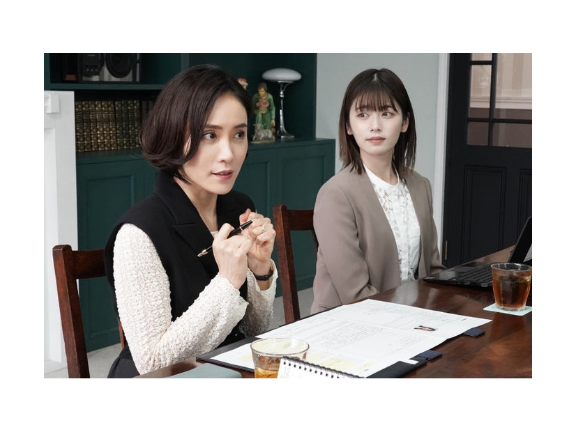 山口紗弥加、小芝風花「転職の魔王様」第7話より（C）カンテレ