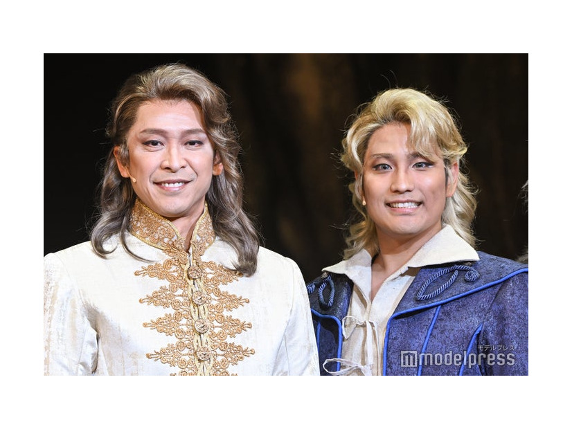 ブロードウェイミュージカル「キャメロット」初日前ご挨拶・フォトコールに出席した坂本昌行＆桐山照史（C）モデルプレス