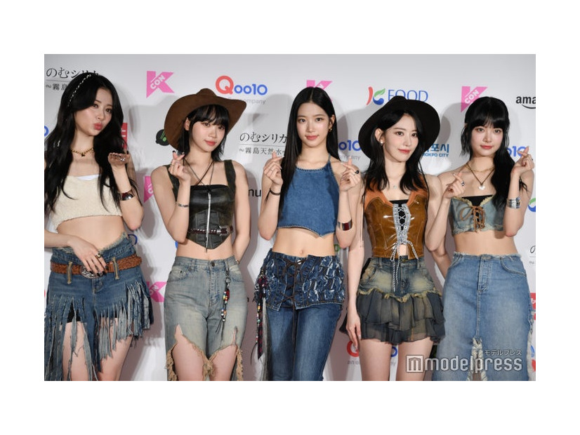 LE SSERAFIM（左から）HUH YUNJIN、KIM CHAEWON、KAZUHA、SAKURA、HONG EUNCHAE（C）モデルプレス