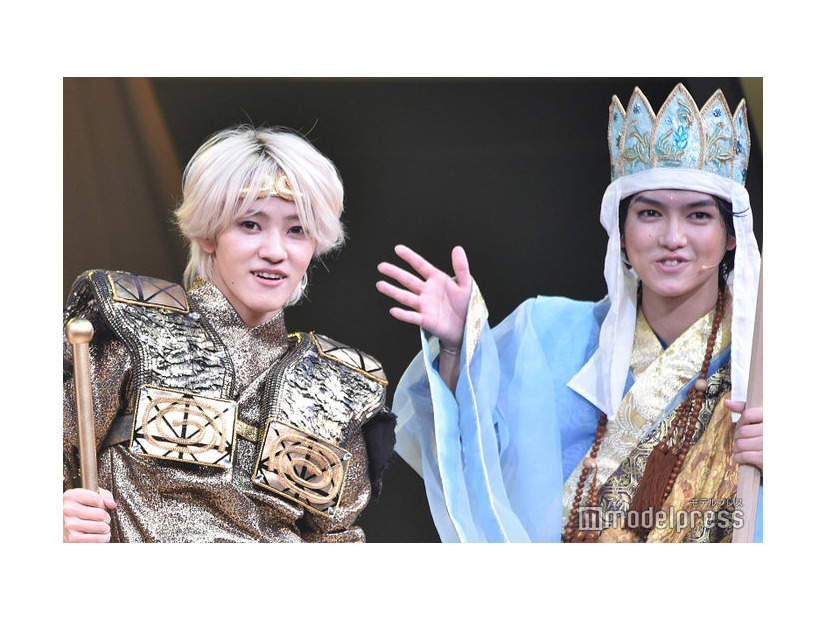 記者に「かっこよく撮ってください」と呼びかけた元木湧、それを優しく見守る豊田陸人／「SEVENー西遊記7つの戦いー」カーテンコールより（C）モデルプレス