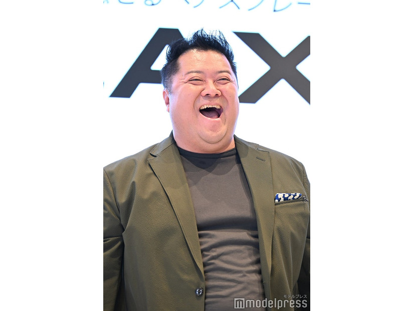 ブラマヨ小杉竜一、“フサフサ”ヘア披露 自身の姿に満面の笑み（C）モデルプレス