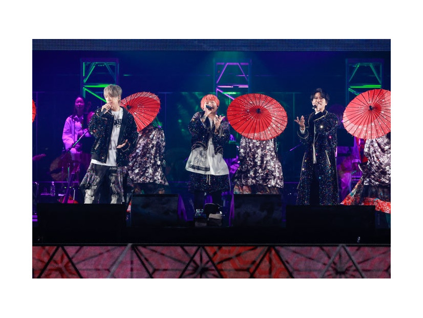 「NEWS 20th Anniversary LIVE 2023 in TOKYO DOME BEST HIT PARADE！！！～シングル全部やっちゃいます～」を開催したNEWS（左から）小山慶一郎、増田貴久、加藤シゲアキ（提供写真）