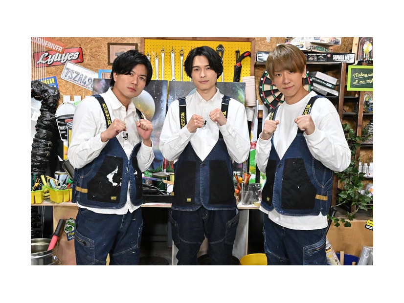 加藤シゲアキ、松村北斗、小山慶一郎（C）TBS